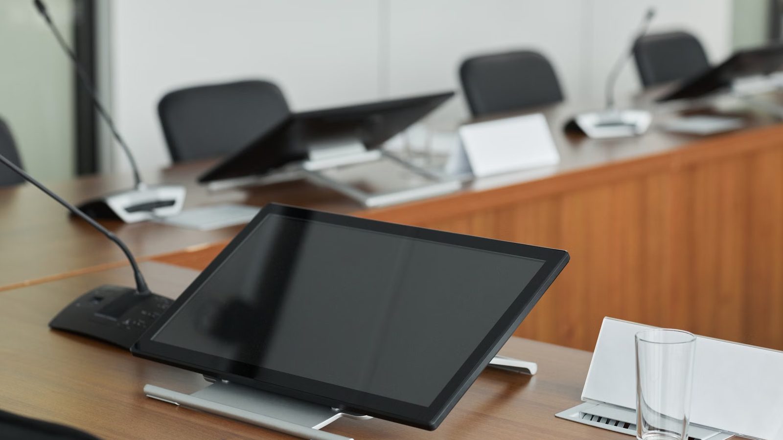 Tablet z rezerwacją przy drzwiach sali