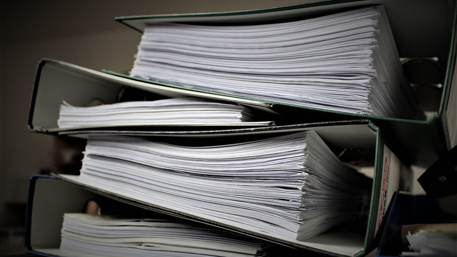 Stos papierowych dokumentów w biurze