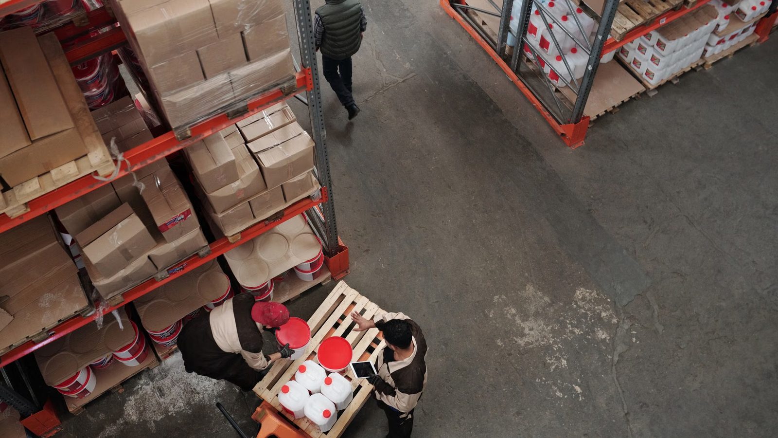 Tablet ze zleceniem na hali produkcyjnej