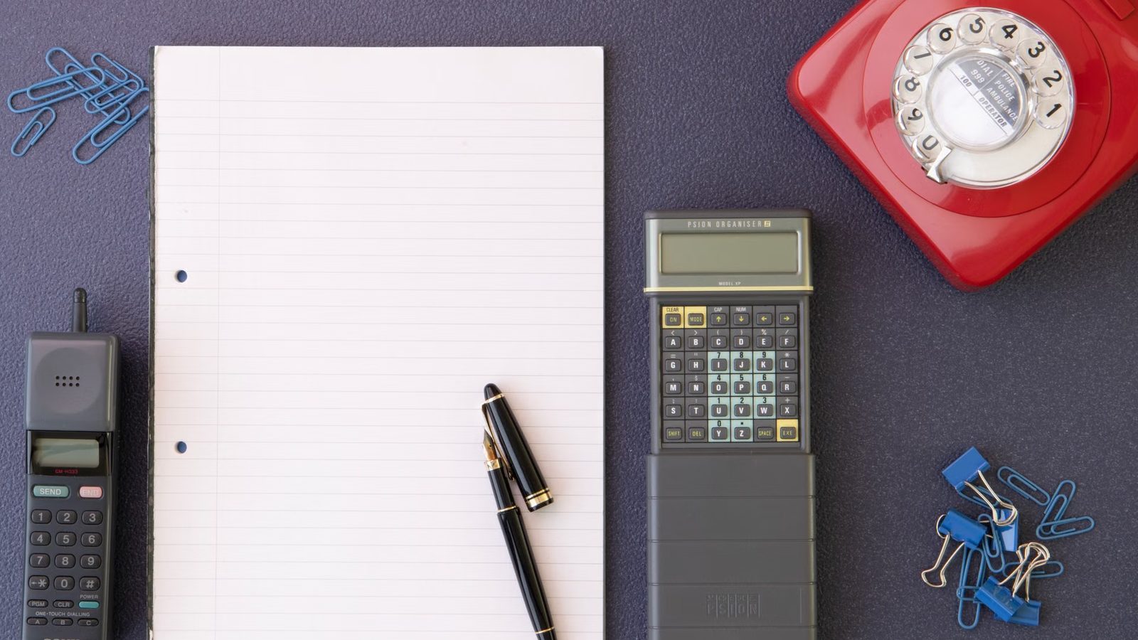 Telefon biurowy obok notesu