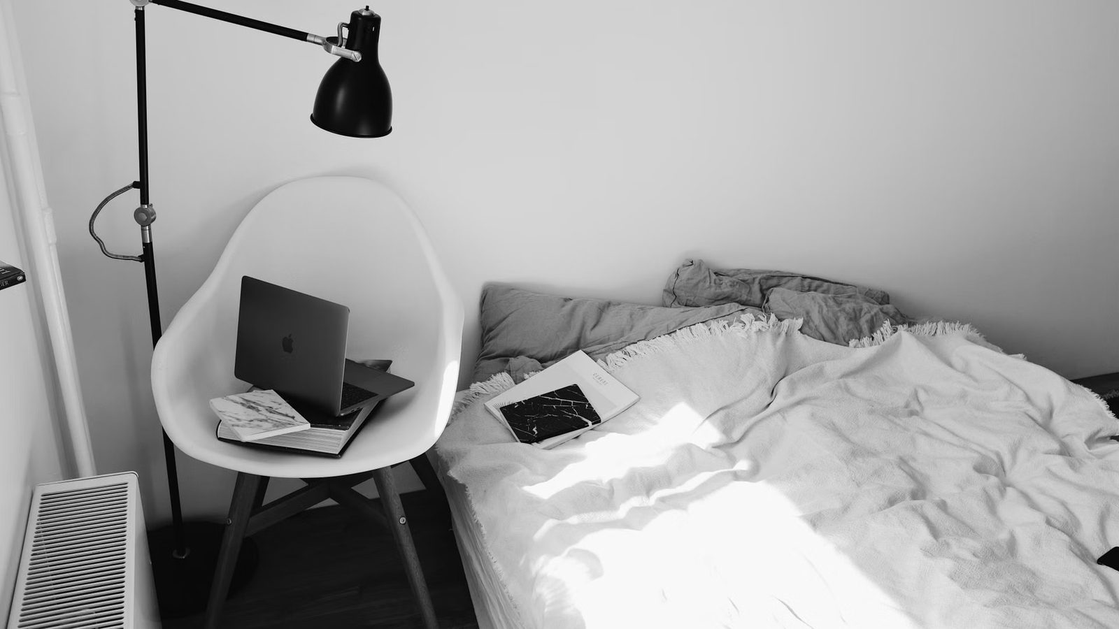 Pojedynczy laptop w małym pomieszczeniu