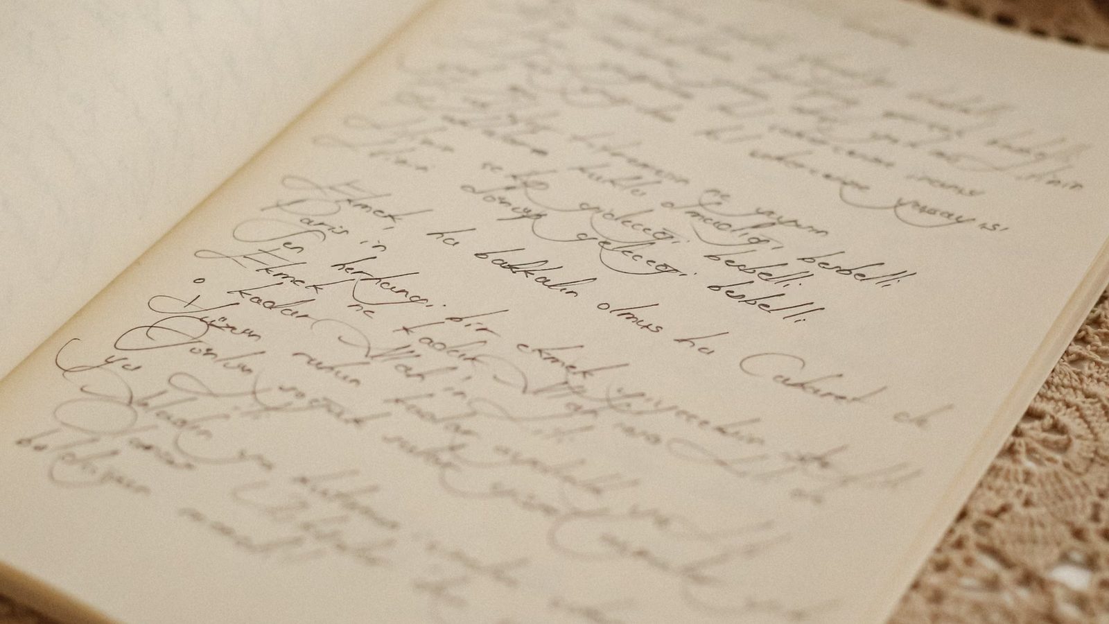 Notes z ręcznie zapisanymi kwotami