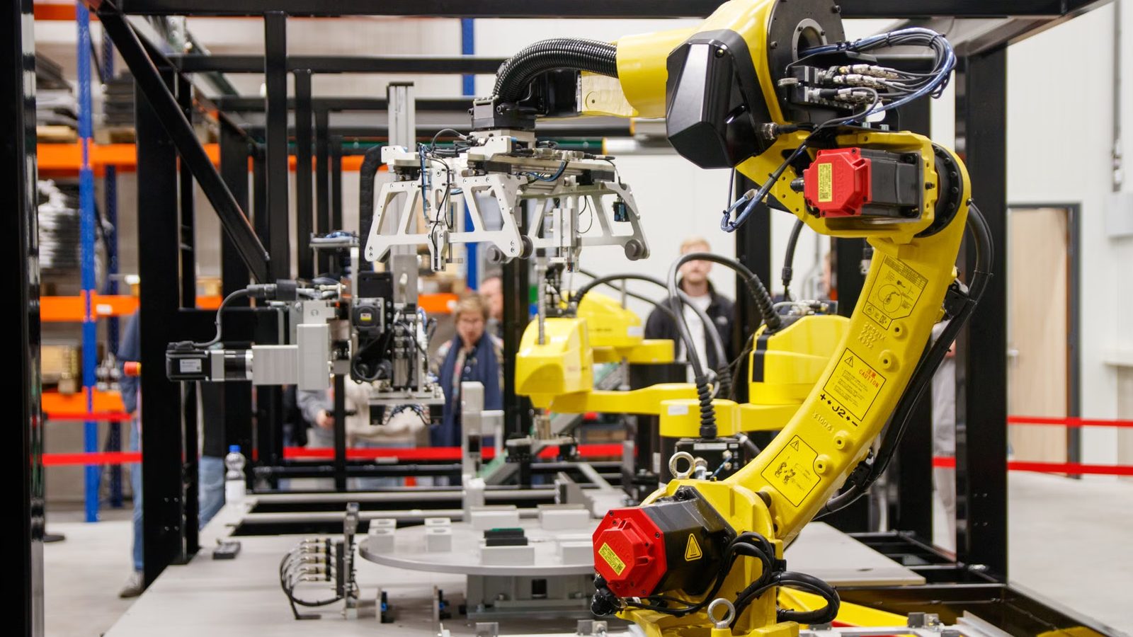 Ramię robota na linii produkcyjnej