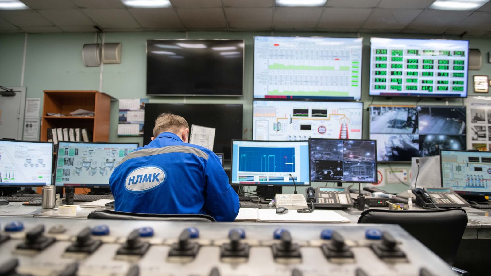 Operator obserwuje ekrany sterowania