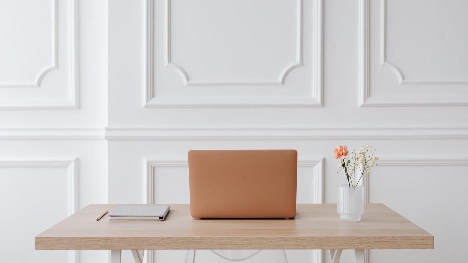 Laptop i notes na prostym biurku