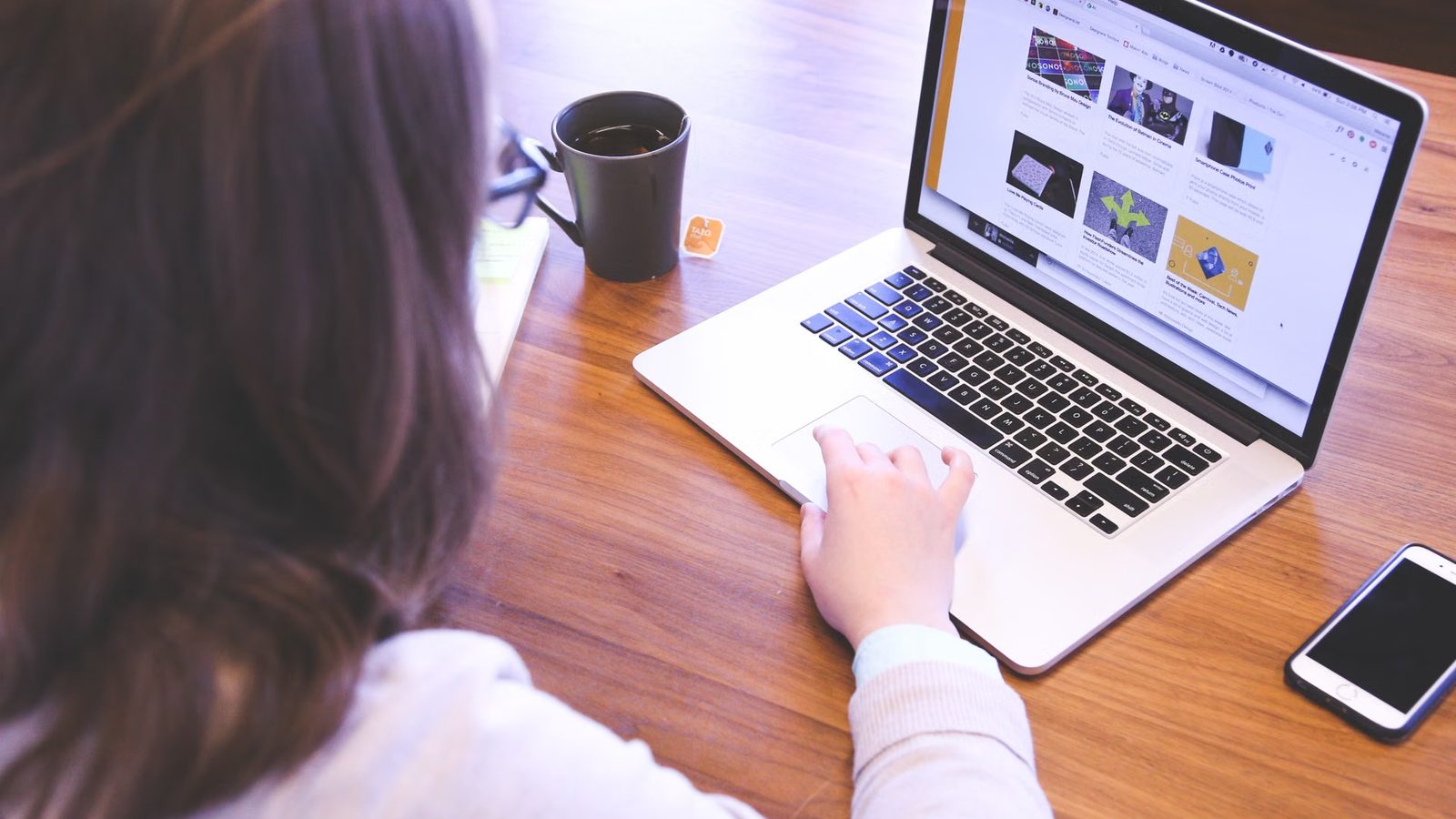 Strona internetowa otwarta na laptopie