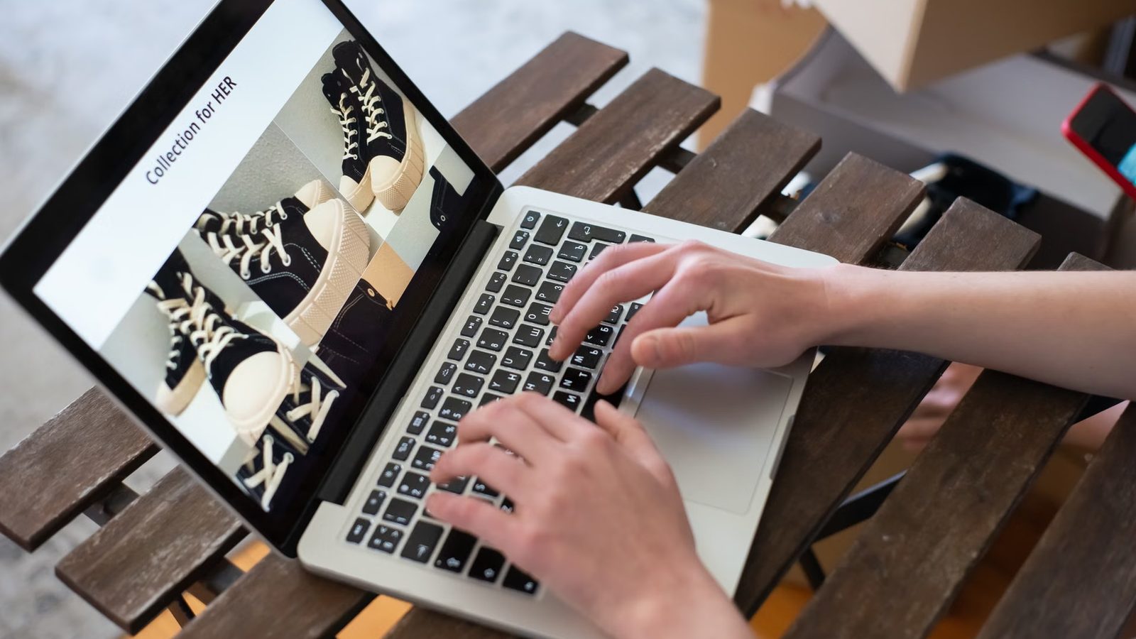 Strona sklepu otwarta na ekranie laptopa