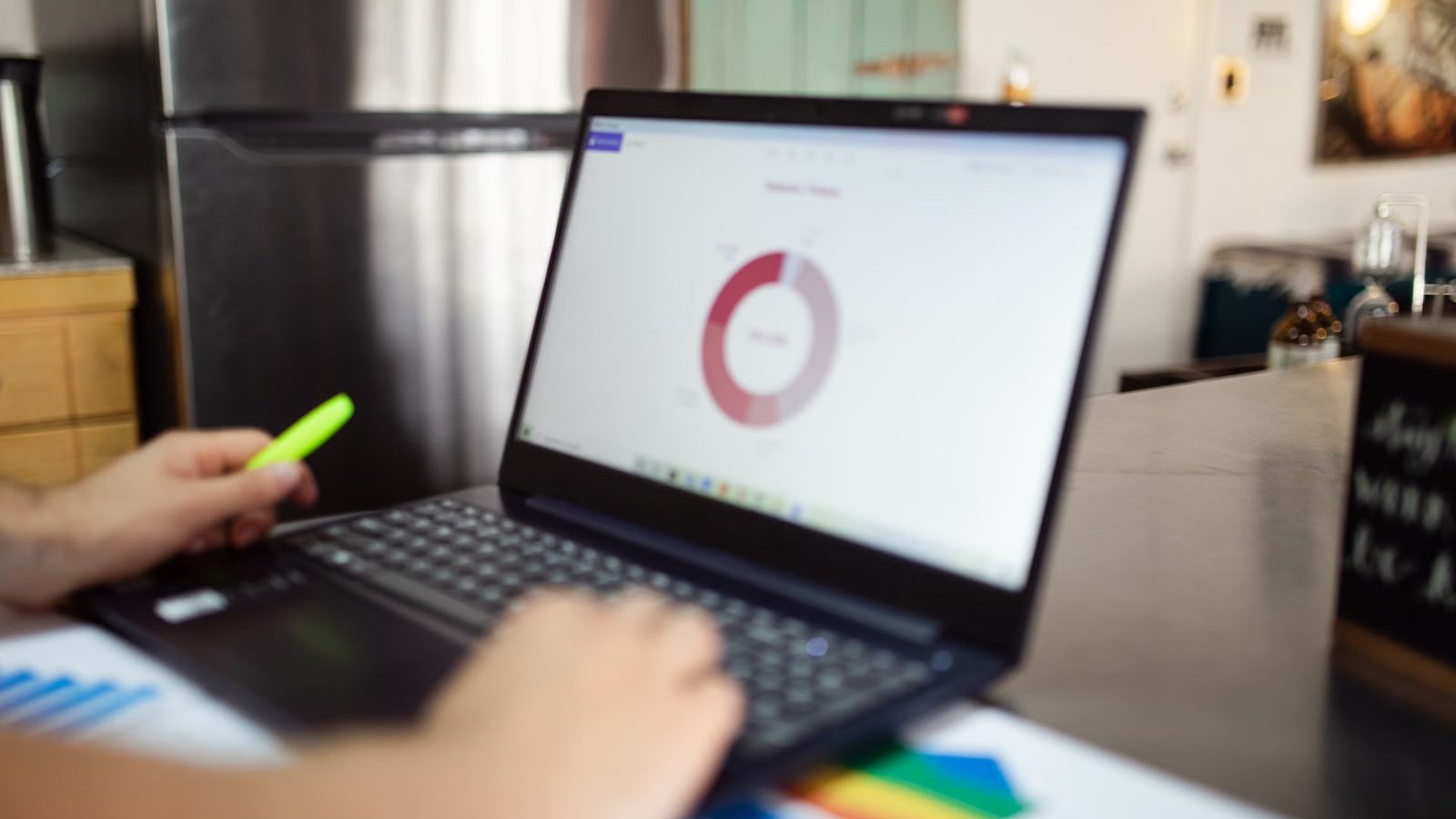 Zdjęcia produktów i laptop na biurku