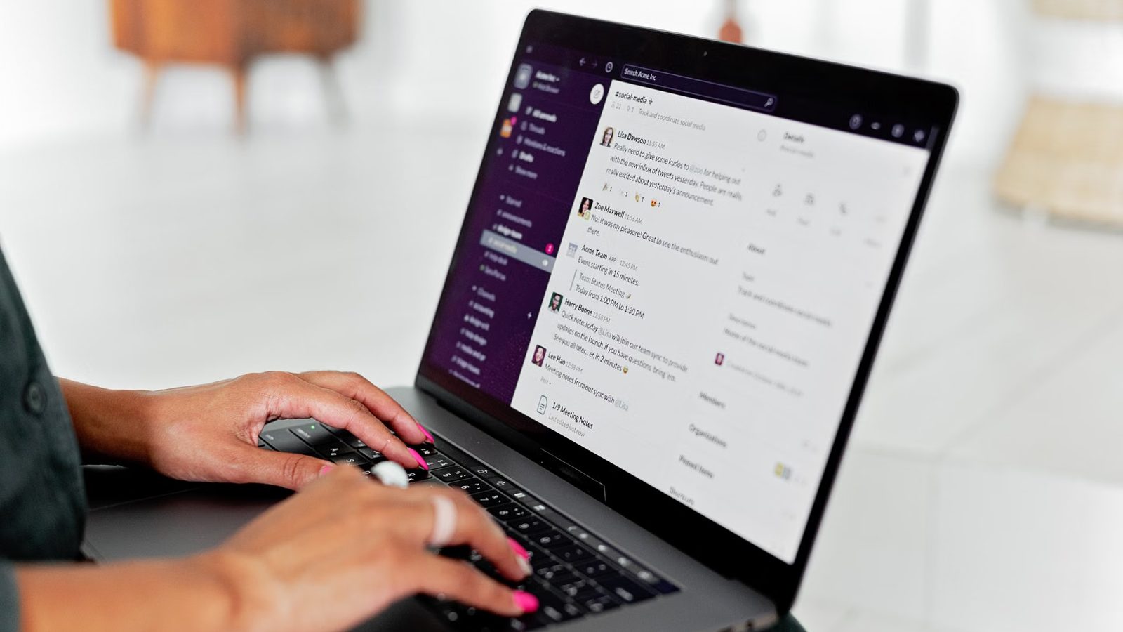 Powiadomienie w skrzynce pocztowej na laptopie