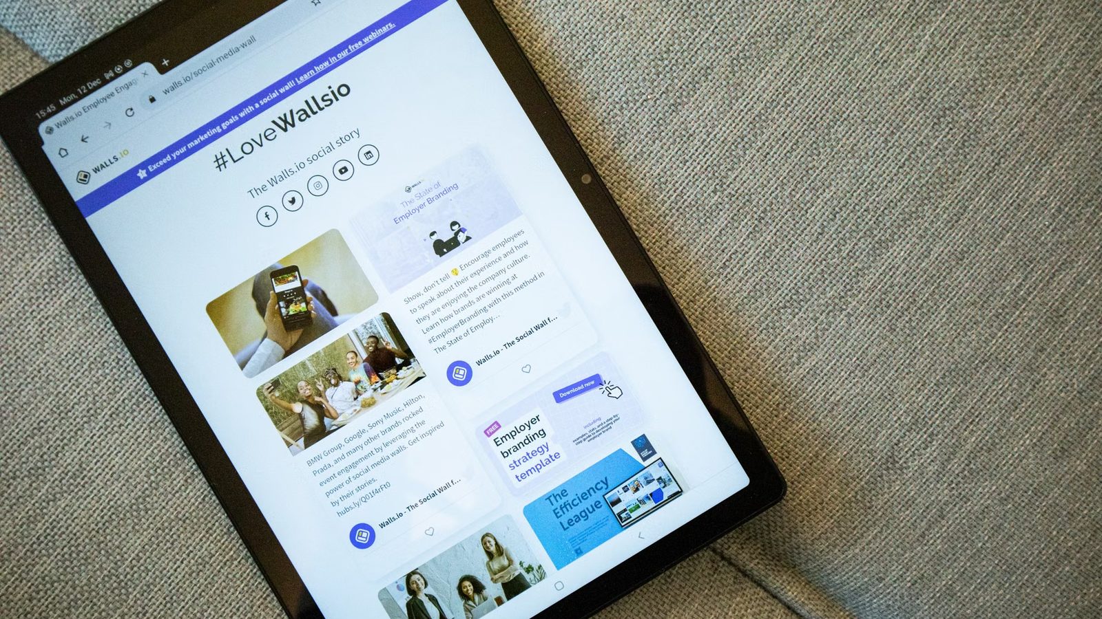 Prosta trzystronicowa witryna na ekranie