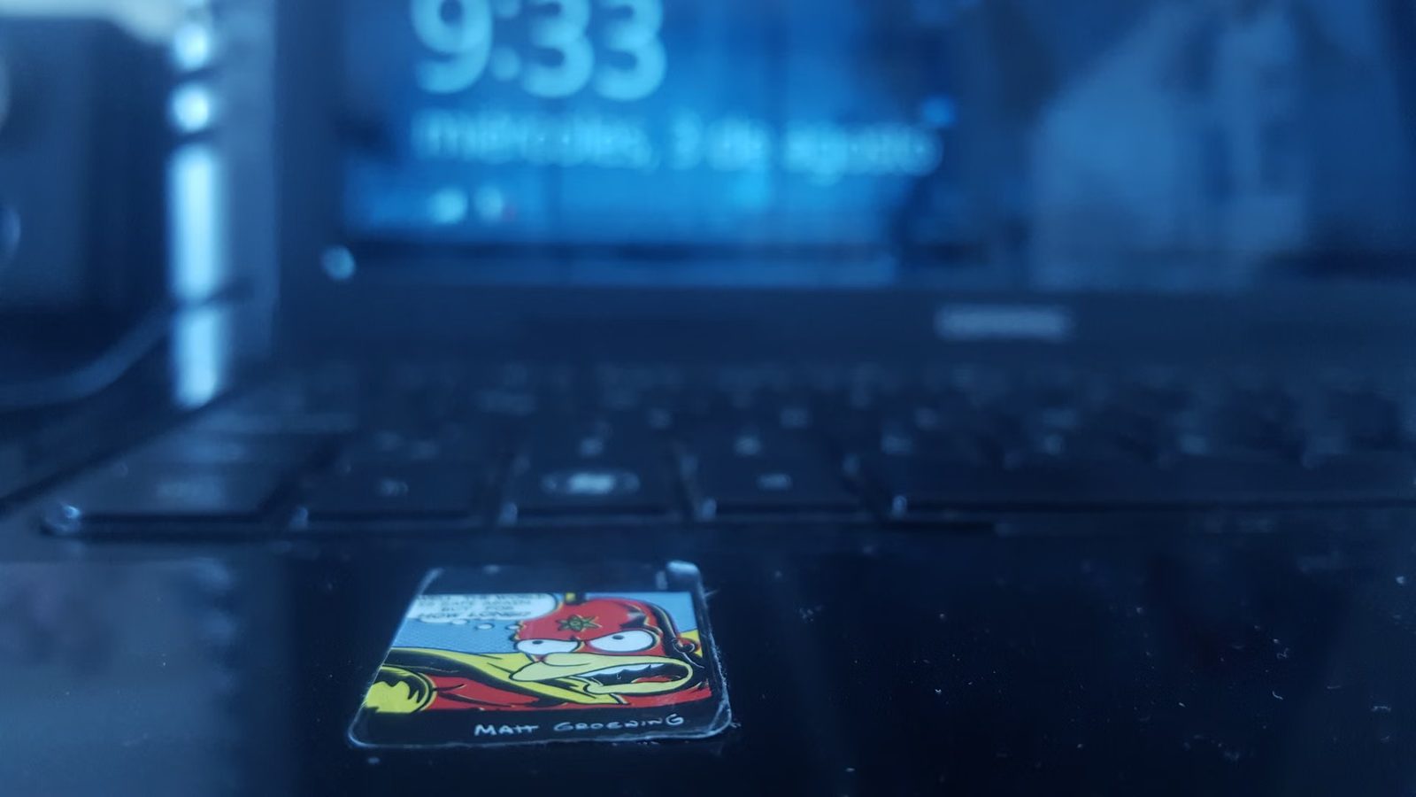 Stary laptop w kącie biurka