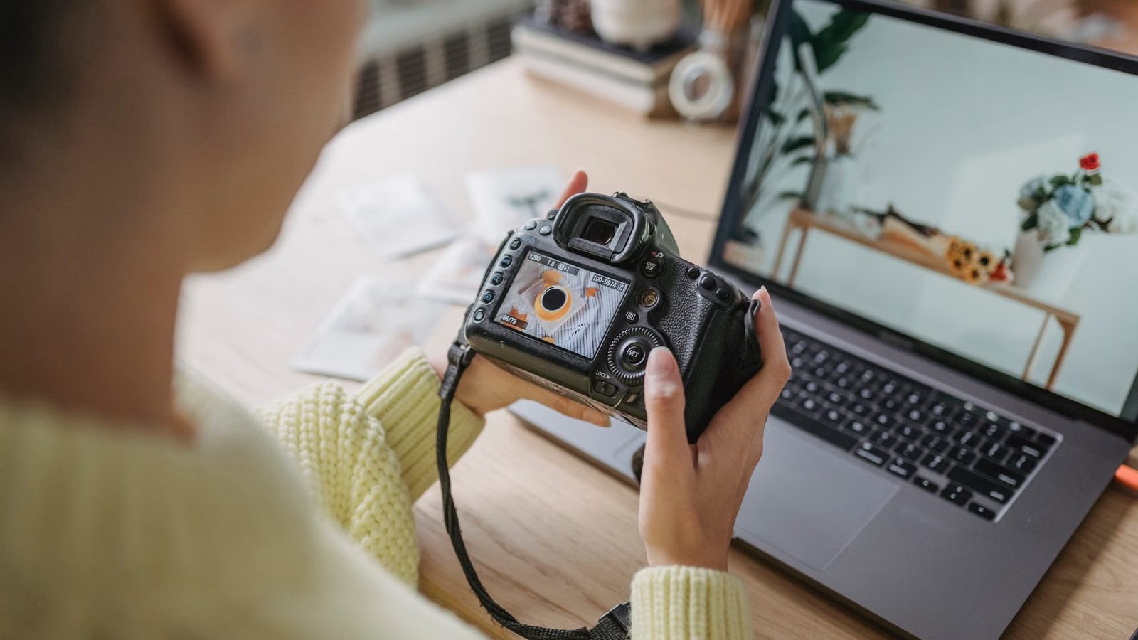 Fotograf przegląda zdjęcia na laptopie