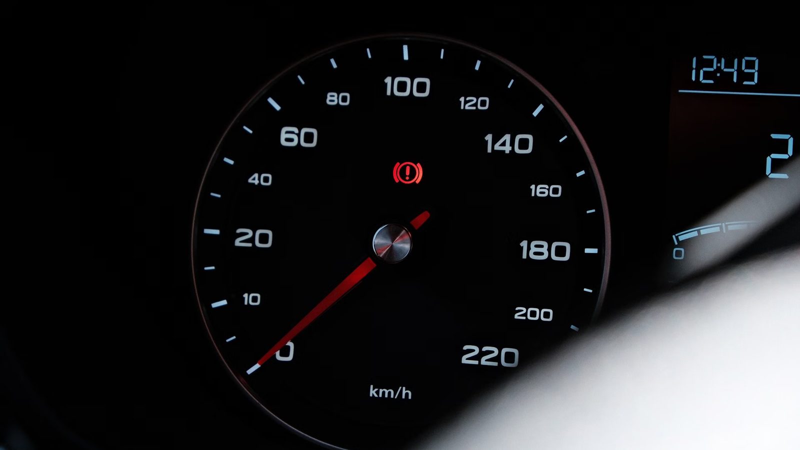 Panel monitoringu z czerwonym alertem