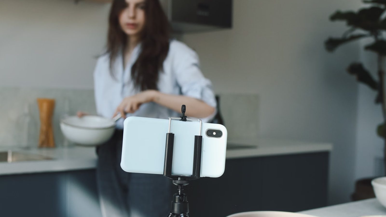 Telefon na statywie podczas nagrania w sklepie