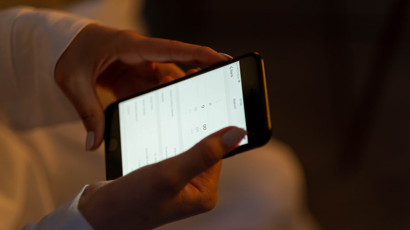 Powiadomienie alarmowe na telefonie w nocy