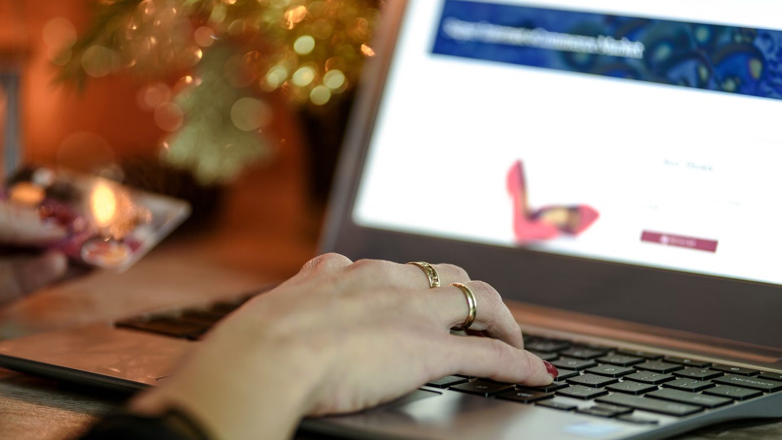 Zakupy świąteczne na laptopie w domu