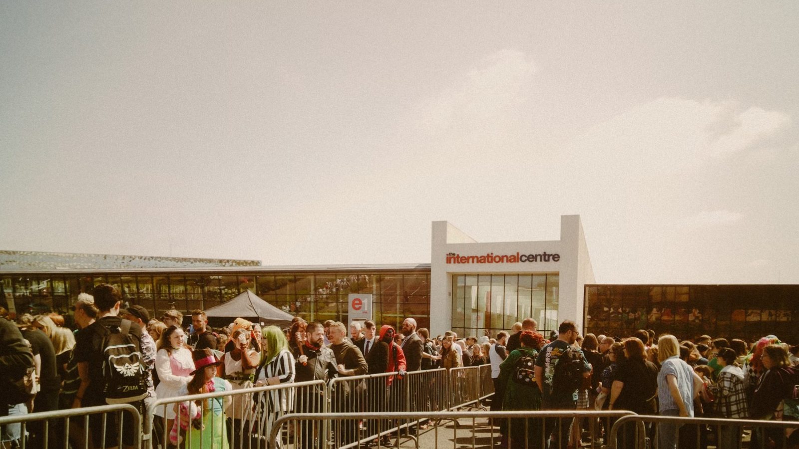 Kolejka przed wejściem na koncert