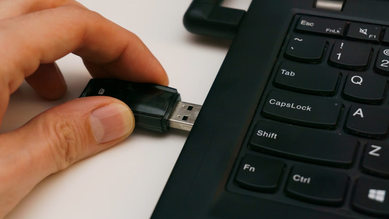 Postęp przenoszenia danych na laptopie
