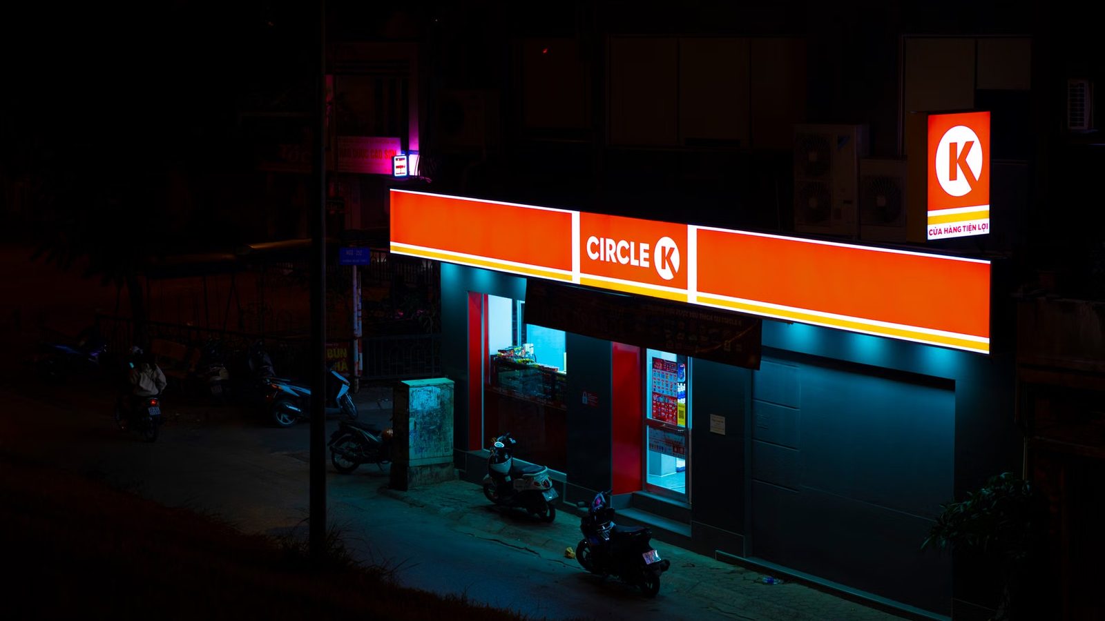 Sklep ogólnodostępny nocą