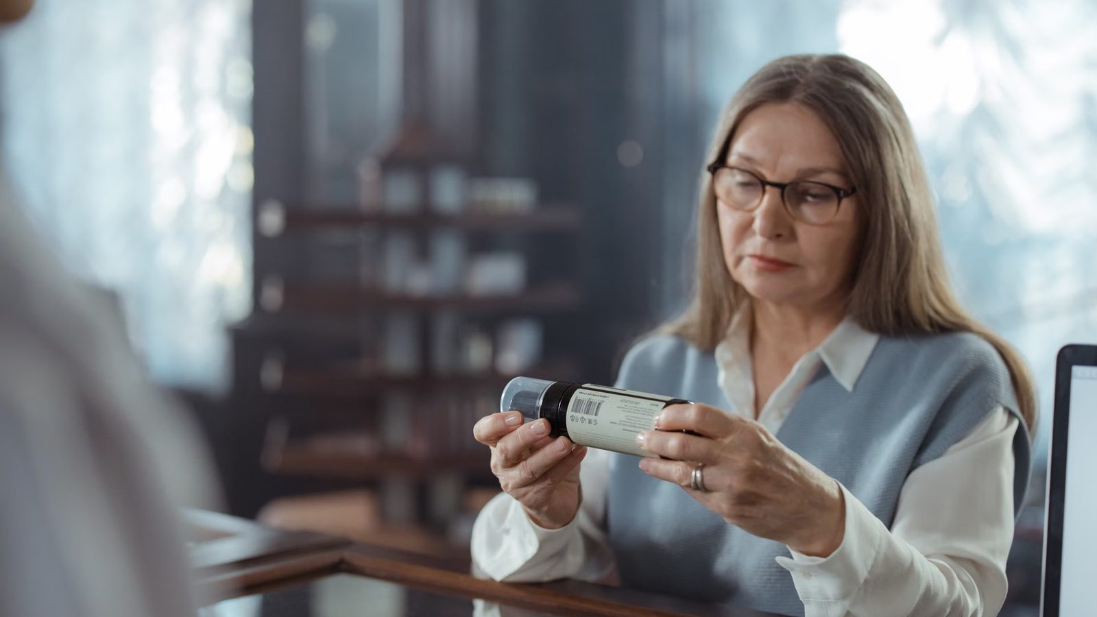 Etykiety cenowe na półkach drogerii