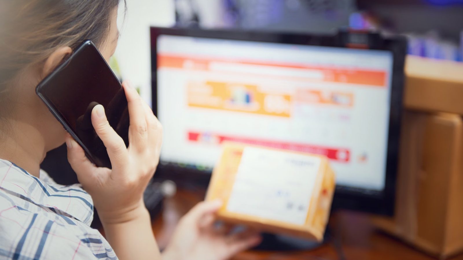 Małe biuro sklepu internetowego z dwoma monitorami