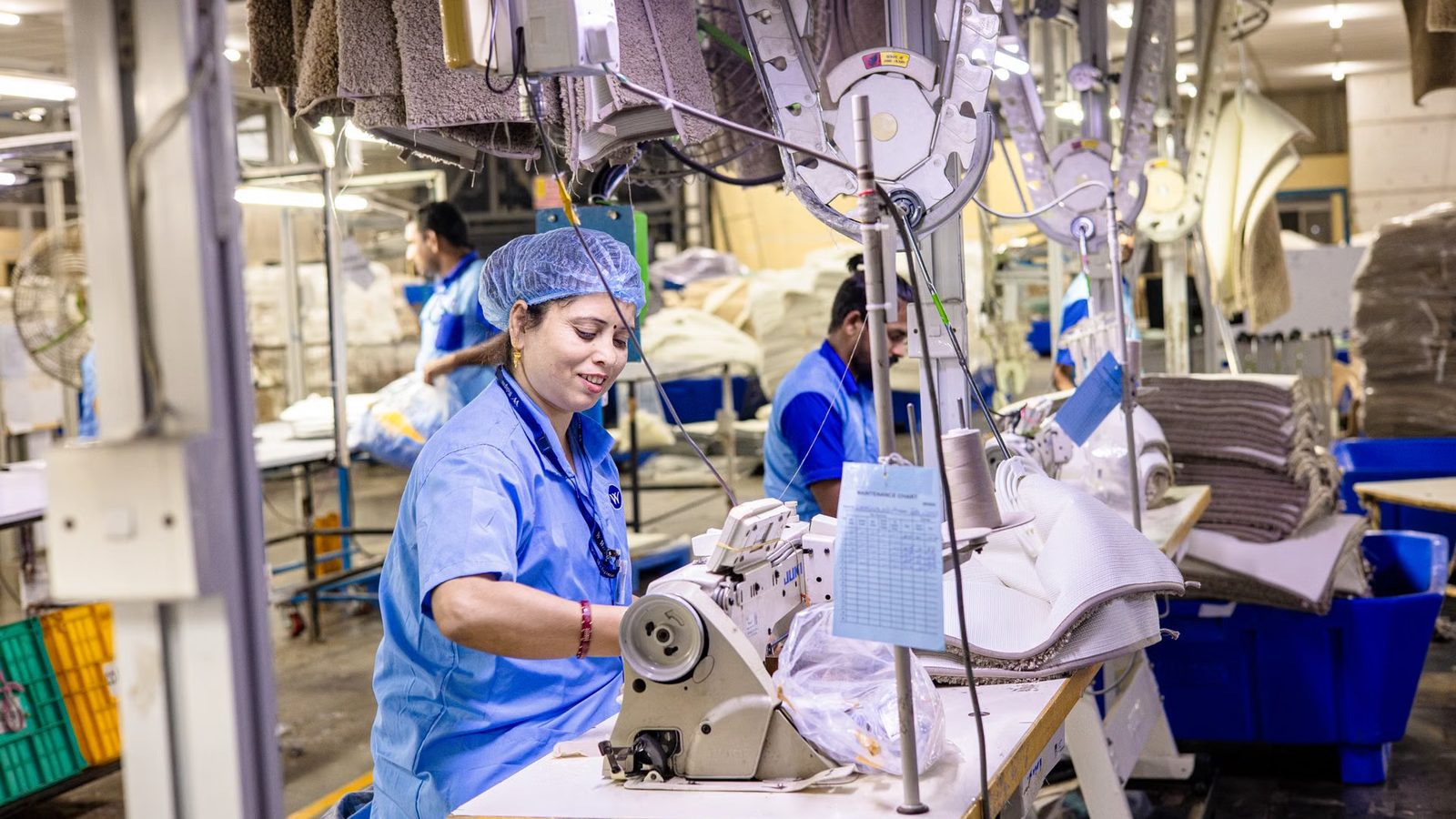 Pracownice przy maszynach w zakładzie produkcyjnym