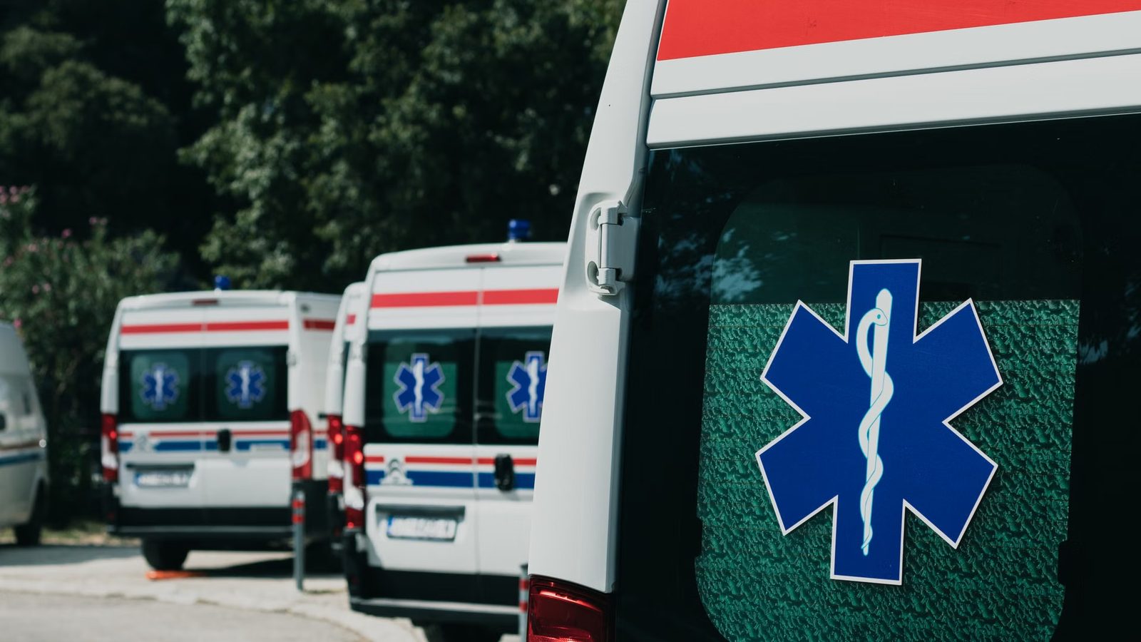 Karetki pogotowia zaparkowane przed budynkiem