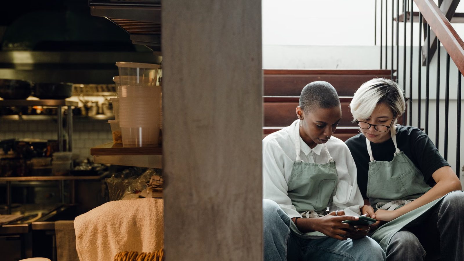 Dwoje kucharzy z telefonem na schodach zaplecza