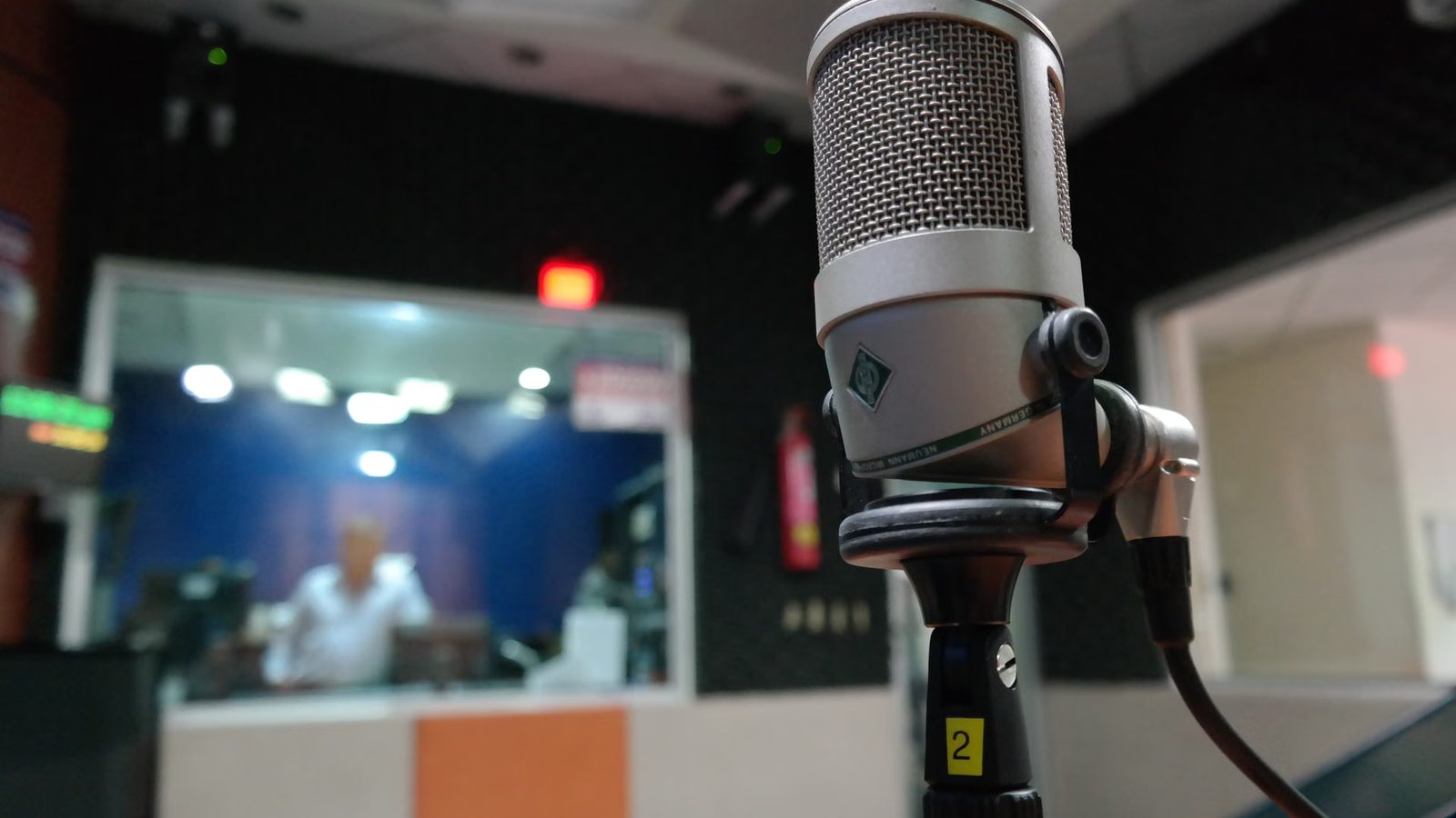 Mikrofon studyjny w radiowej realizacji