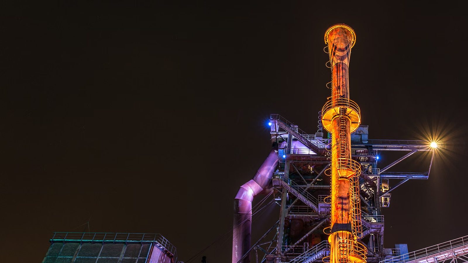 Instalacje zakładu przemysłowego nocą