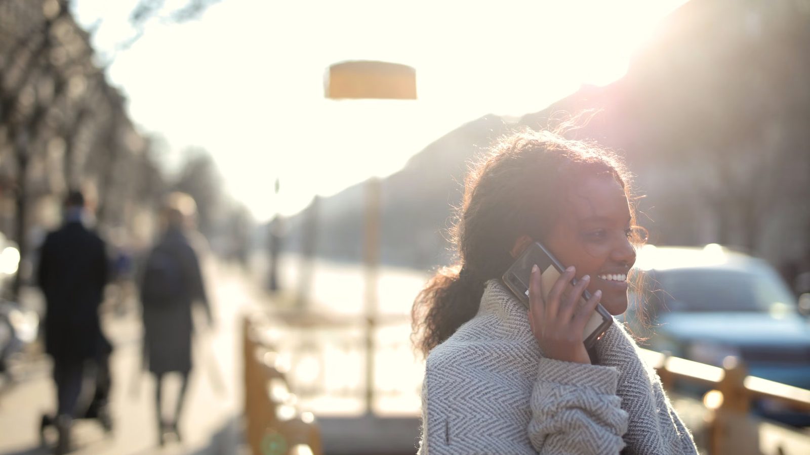 Kobieta rozmawiająca przez telefon na ulicy