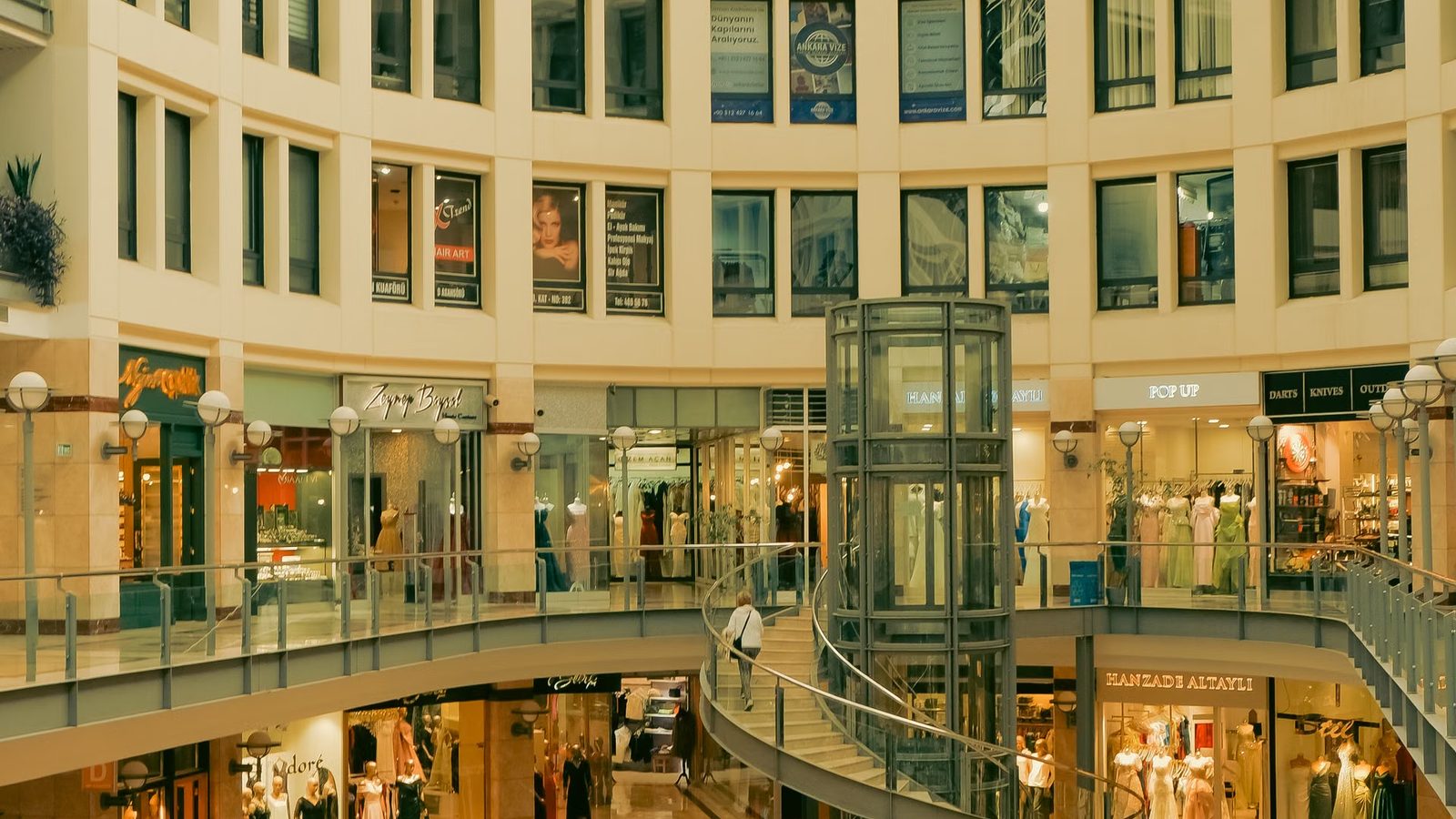 Wnętrze galerii handlowej z witrynami