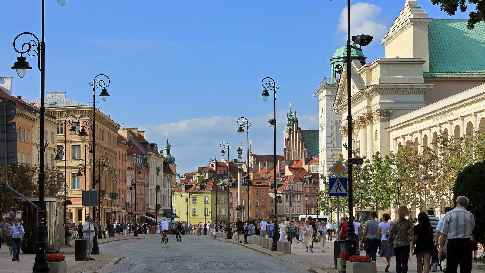 Przechodnie na Krakowskim Przedmieściu w Warszawie