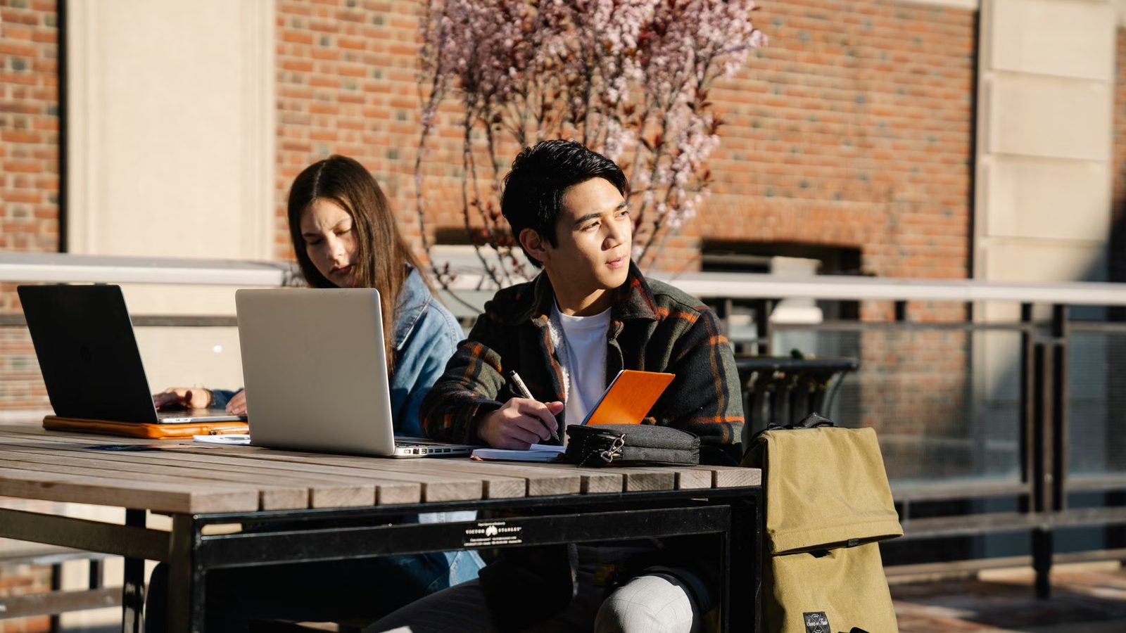 Studenci z laptopami przy stole
