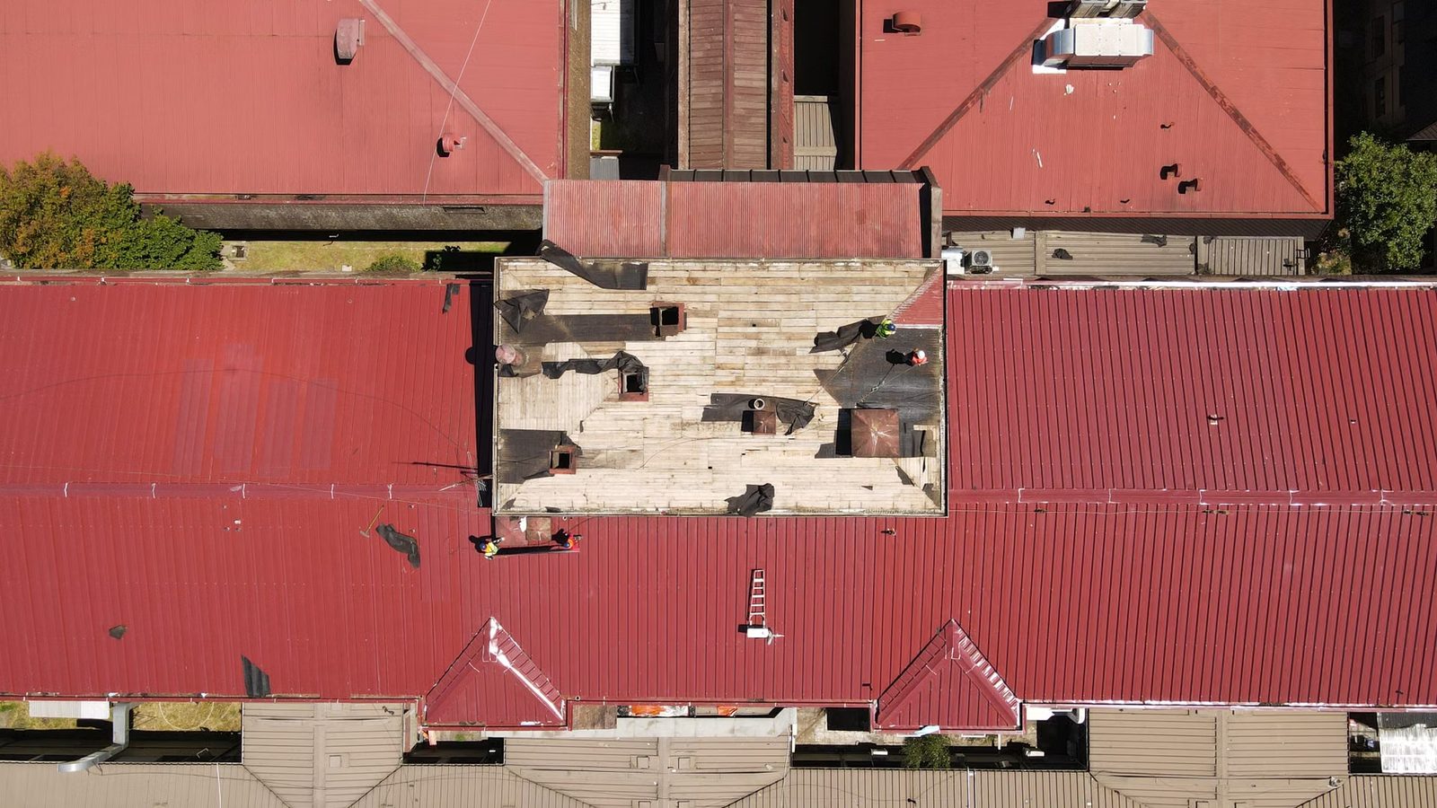 Przegląd dachu hali dronem