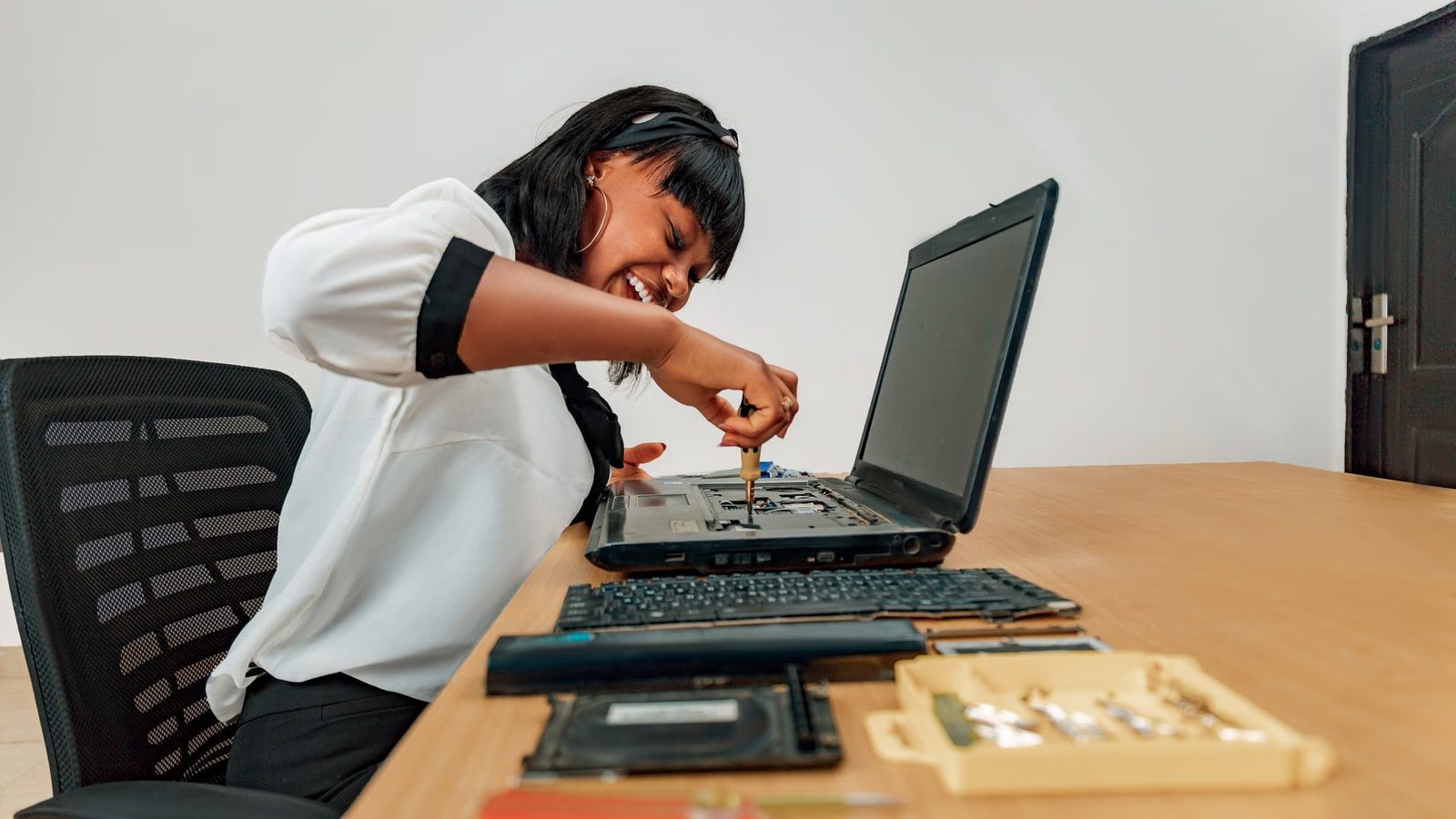 Naprawa laptopa przy warsztatowym stole