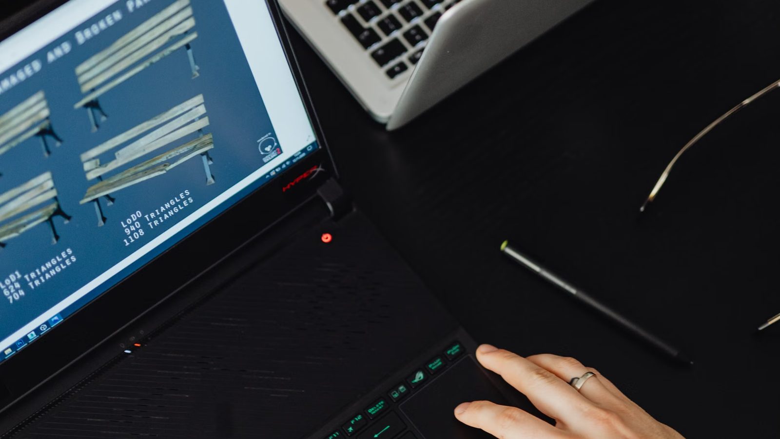 Dysk zewnętrzny obok laptopa na biurku
