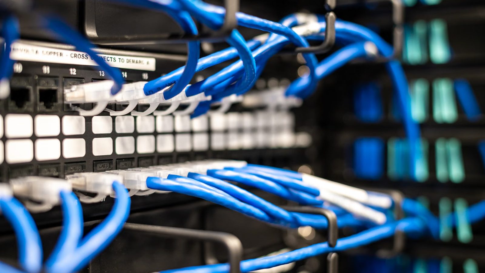 Wiązki kabli w panelu krosowym