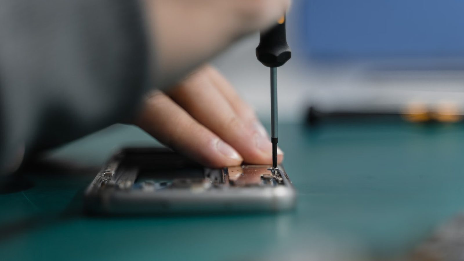 Naprawa laptopa śrubokrętem przy biurku