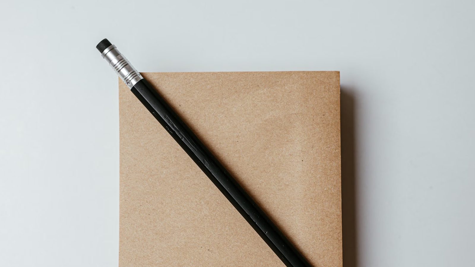 Notes i ołówek na biurku