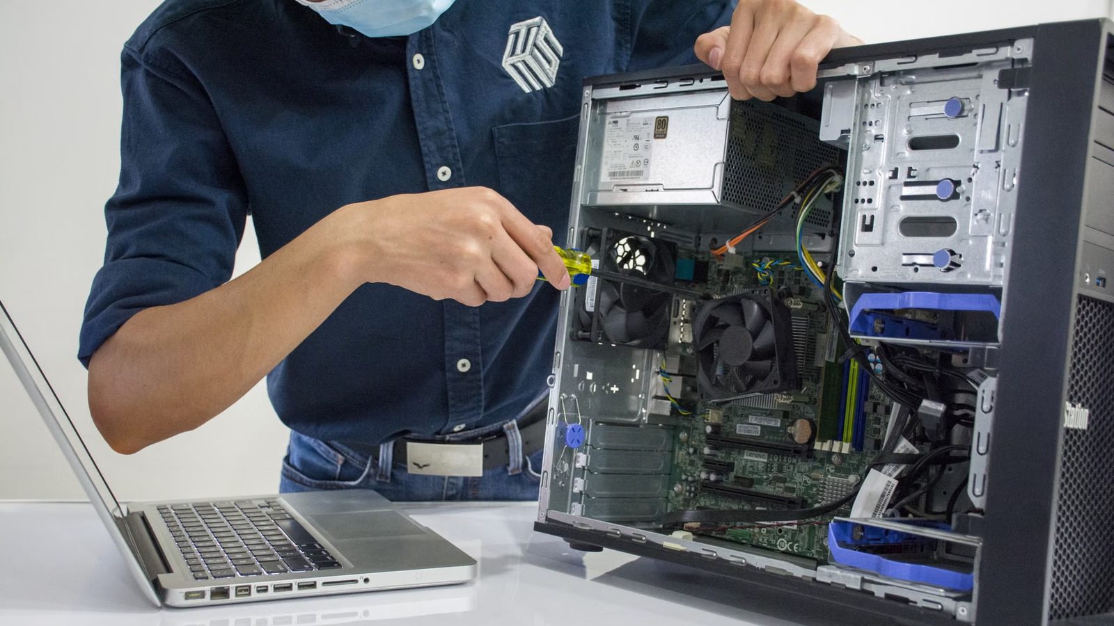 Technik przy otwartej obudowie komputera