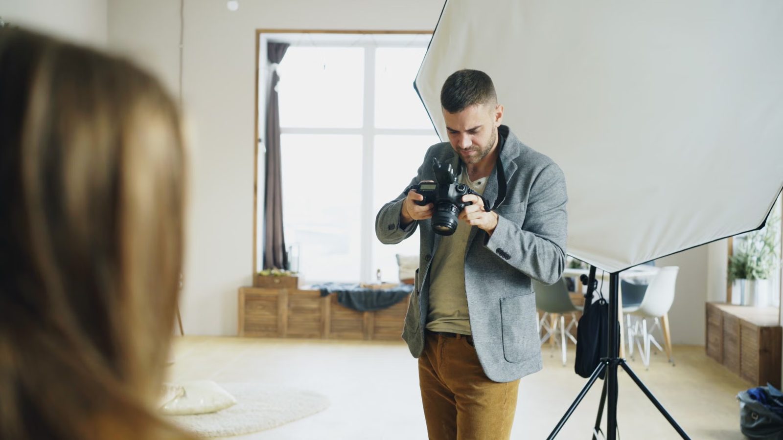 Fotograf robi zdjęcie gotowej pracy