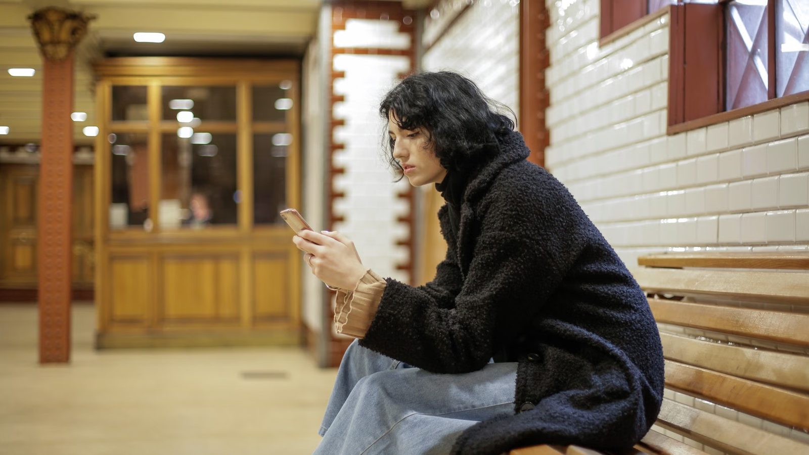 Zniecierpliwiona osoba czeka na telefonie