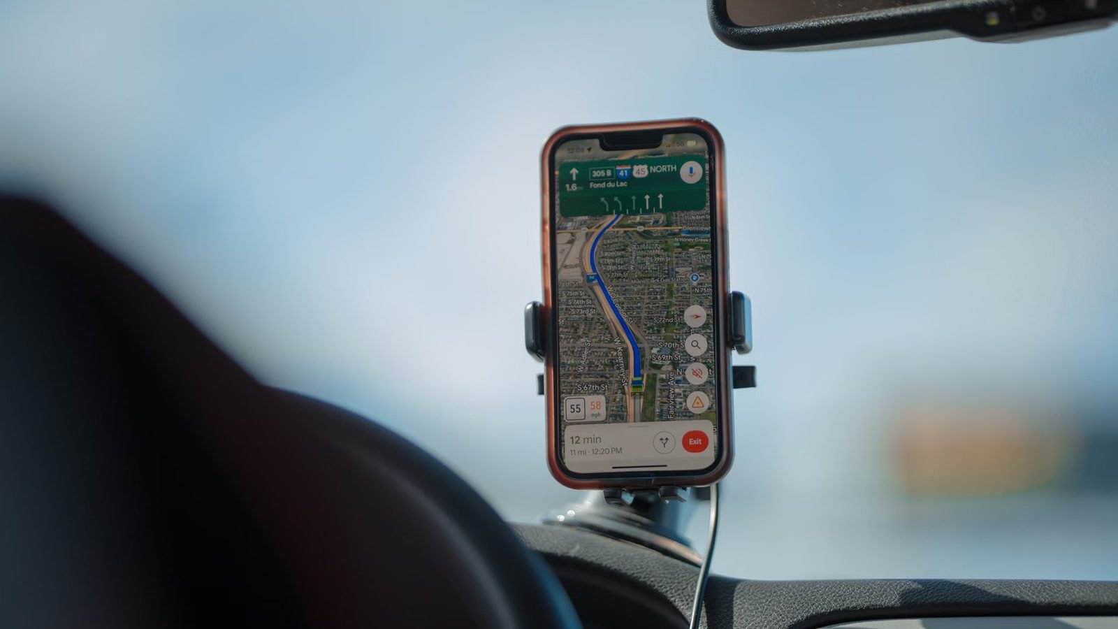 Mapa w telefonie w samochodzie