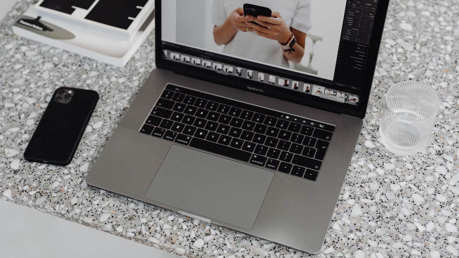 Redagowanie tekstu oferty na laptopie
