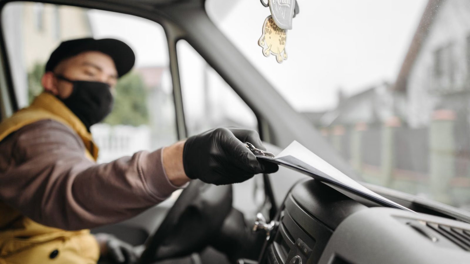 Pracownik terenowy z laptopem w samochodzie