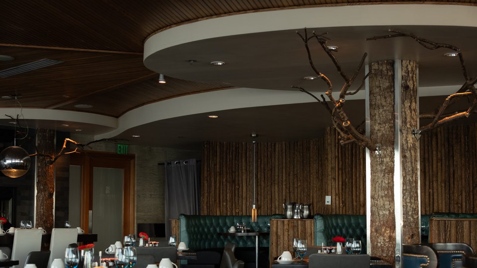Wnętrze niewielkiej restauracji ze stolikami