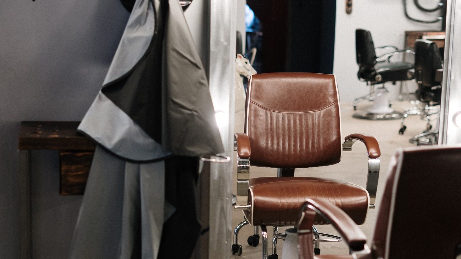 Wnętrze salonu kosmetycznego z lustrami