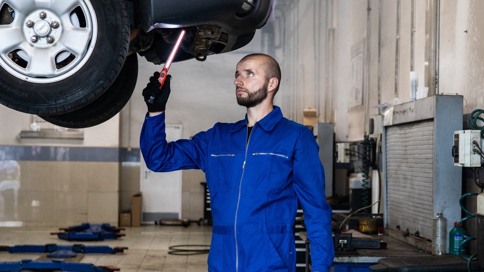 Mechanik przy samochodzie na podnośniku