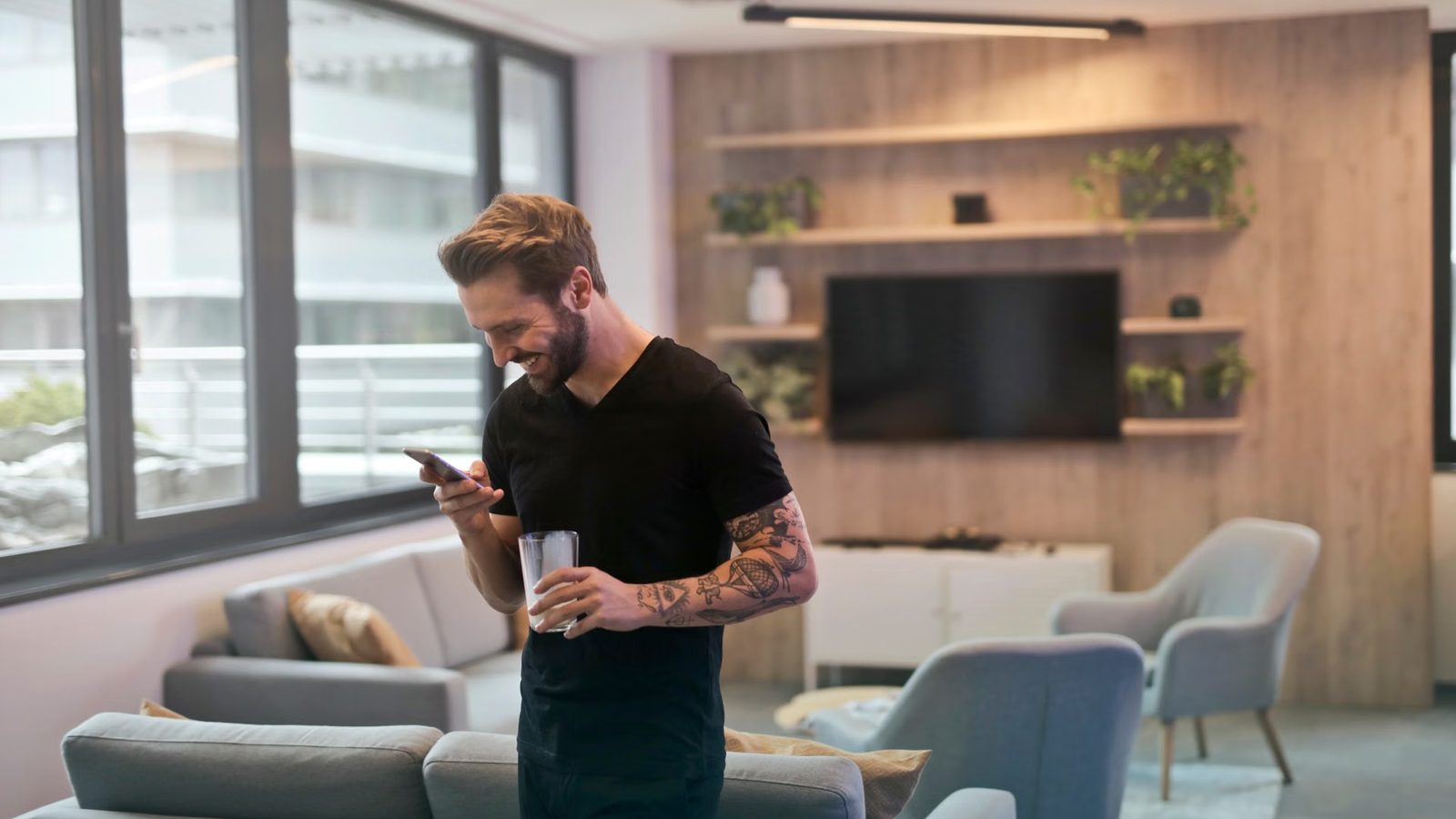 Mężczyzna sprawdzający telefon przy biurku
